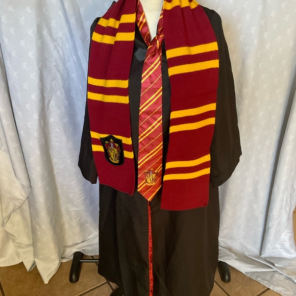 Kids Wizard Costume Robe with Griffindor Crest-Tie and Scarf included - Picture 8 of 12